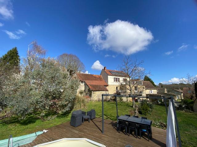Ancien corps de ferme rénové 177 m² avec très belle vue 177m² Saint André d'Allas