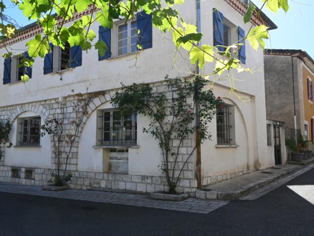 Ancien Bureau de Poste réhabilité avec cour et dépendance au