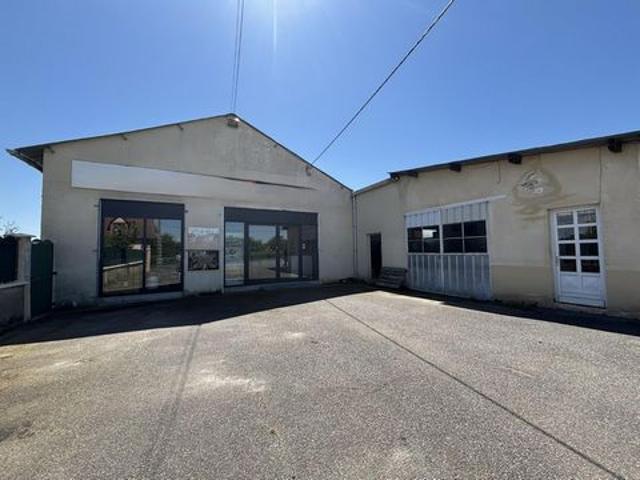 Ancien garage avec magasin