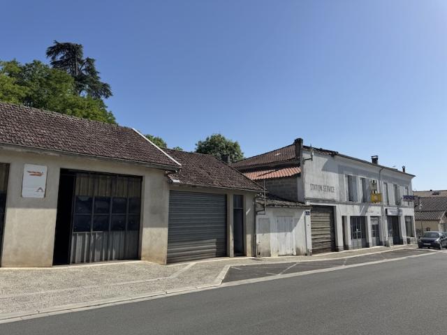 Ancien garage et atelier 535m2 avec un appartement a renover, et petit jardin