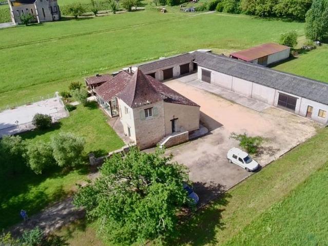 Ancien domaine viticole avec 3 hectares de terrain, piscine. 250m² Puy l'Evêque