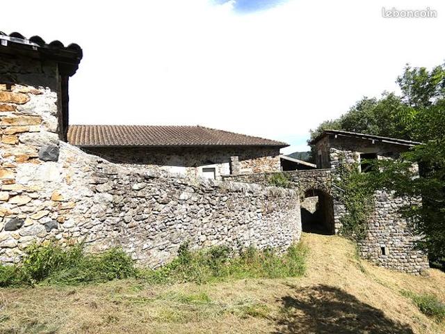 Ancien domaine de 1820, Hameau en pierre de 650 m² sur 4 hectares