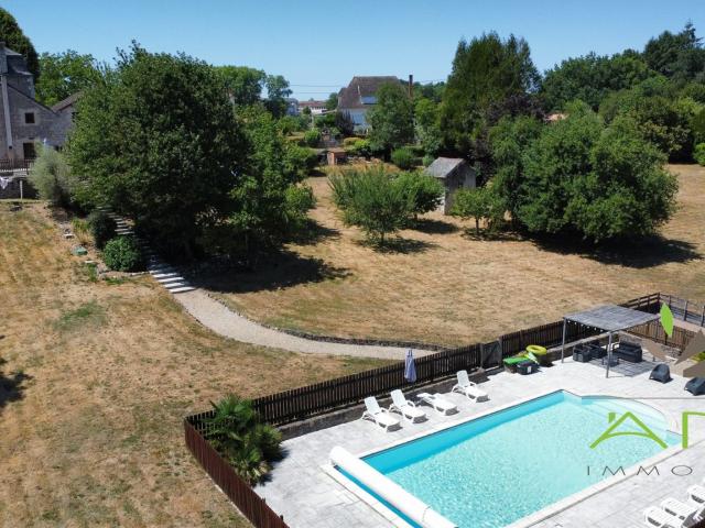 Ancien hôtel restaurant dans le Périgord Vert 220m² Piégut Pluviers