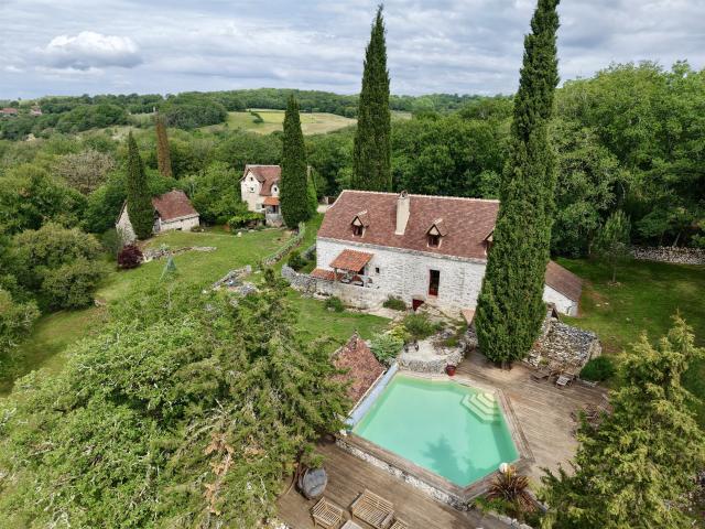 Ancien hameau rénové avec gîte, piscine sur 1,4 hectare de n. 228m² Cajarc