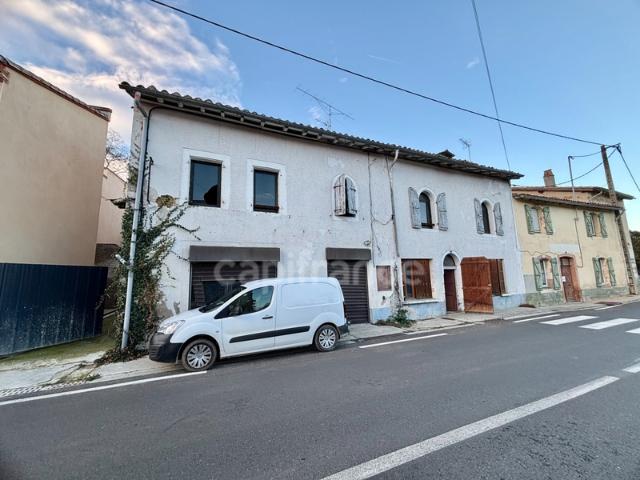 Ancien immeuble à rénover de 410 m² avec jardin et parking privatif – Larrazet 82