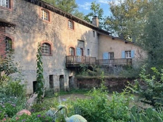 Ancien moulin au bord de la rivière avec habitation et gîte indé