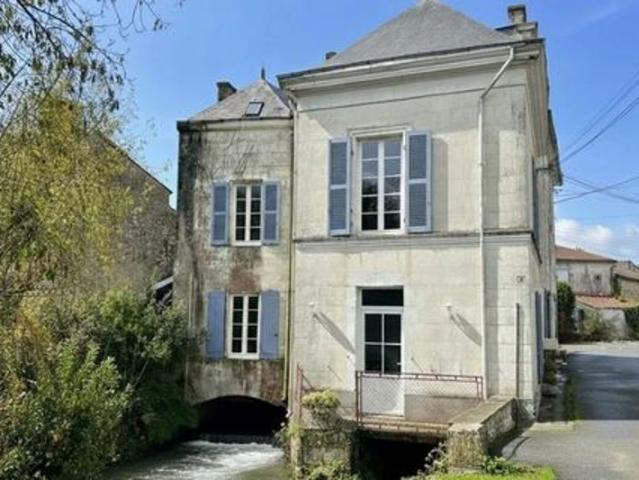 Ancien Moulin à Eau avec Potentiel de Développemen