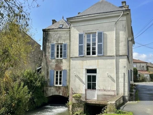 Ancien moulin à eau, une opportunité d'investissement, tout à l'égout avec potentiel de construction de plusieurs logements