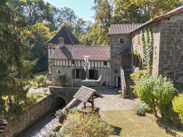 Ancien moulin à eau rénové par architecte, bord de rivière e. 251m² Caylus