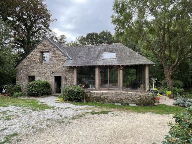 Ancien moulin à eau sur domaine de 9 hectares avec étang privé