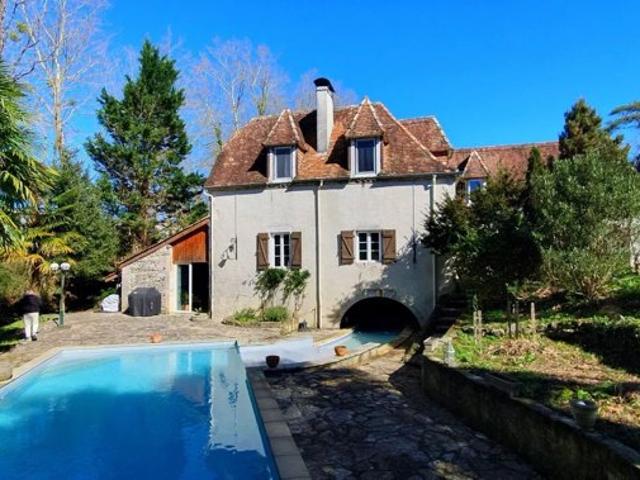 Ancien moulin du 19e avec parc arboré et piscine