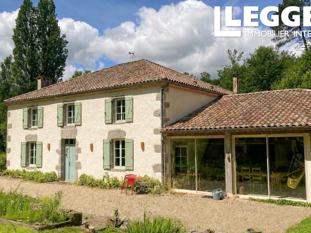 Ancien moulin de caractère avec gîte indépendant, rivière et 2,1 hectares de nature préservée