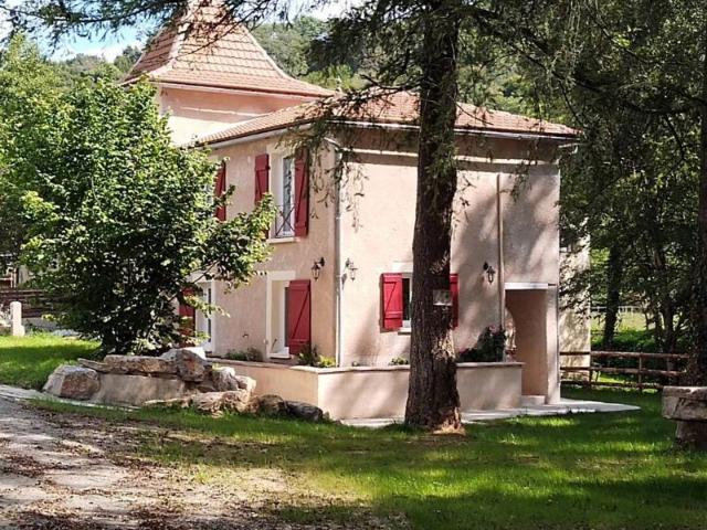 ANCIEN MOULIN DE PRESTIGE À FINIR DE RESTAURER: 3,5 HA AVEC RUISSEAU