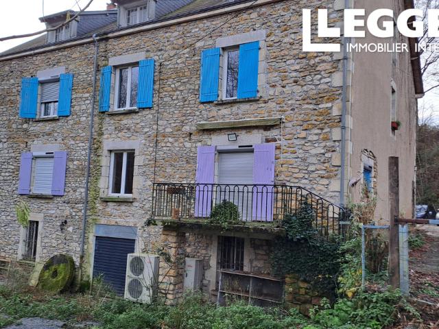 Ancien moulin de 10 chambres un au rez dechaussé, grande salle à manger et cuisine avec beaucoup de potentiel