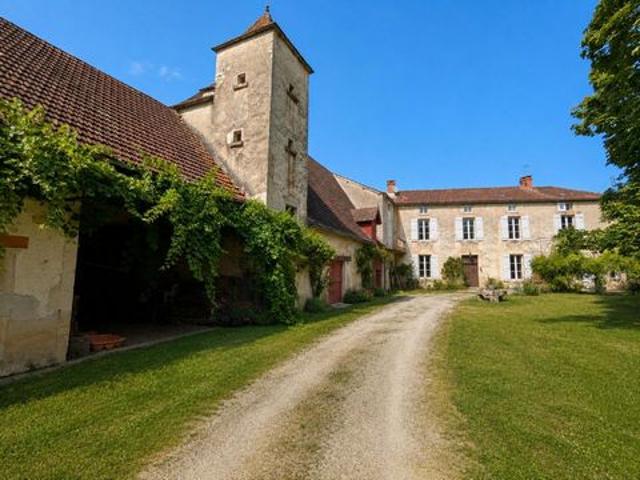Ancien moulin, et dépendances dans le village