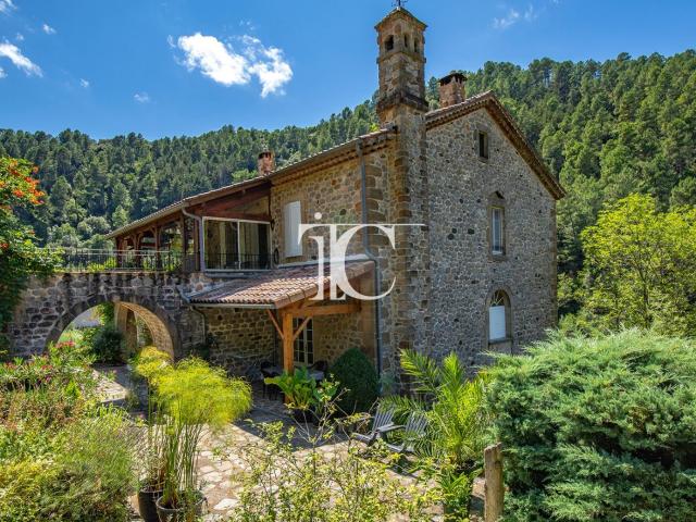 Ancien Moulin En Pierre En Bordure De Rivière, Offrant Cinq. 320m² Les Vans