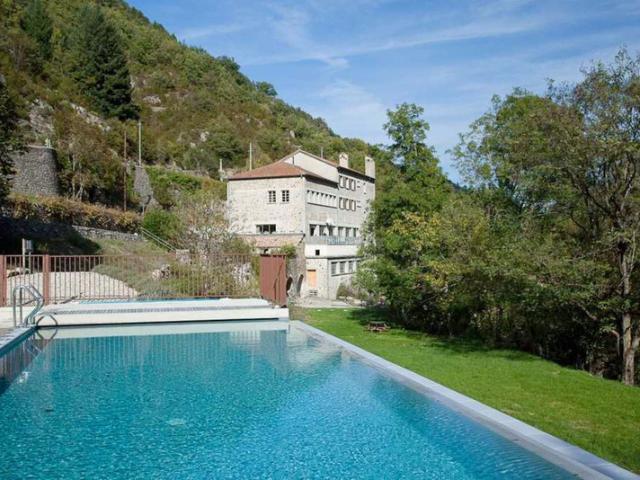 Ancien moulinage dans la vallée de l'Auzène 6 logements une grande salle 232m² dépendance piscine rivière au pied