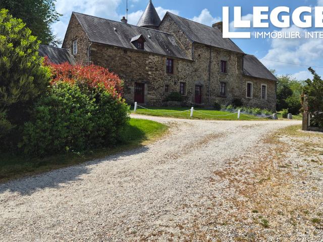Ancien manoir avec presque 1000 ans d'histoire et ses dépendances sur 24ha proche de Domfront
