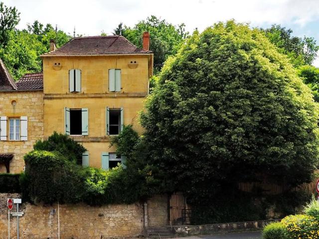 Maison de village 6 chambres 140 m2 terrain 2338 m2
