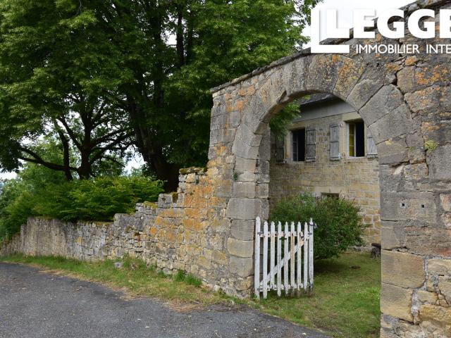 Ancien presbytère avec 4 chambres et un terrain clos, dans un cadre exceptionnel avec petite maison mitoyenne