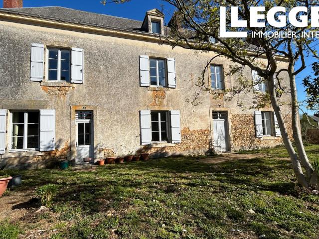 SOUS OFFRE Ancien presbytère élégant situé dans un village tranquille, avec 5 chambres et jardin privé
