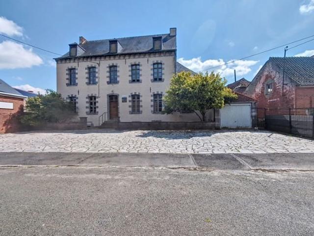 Ancien presbytère rénové, 4 ch, garage, jardin