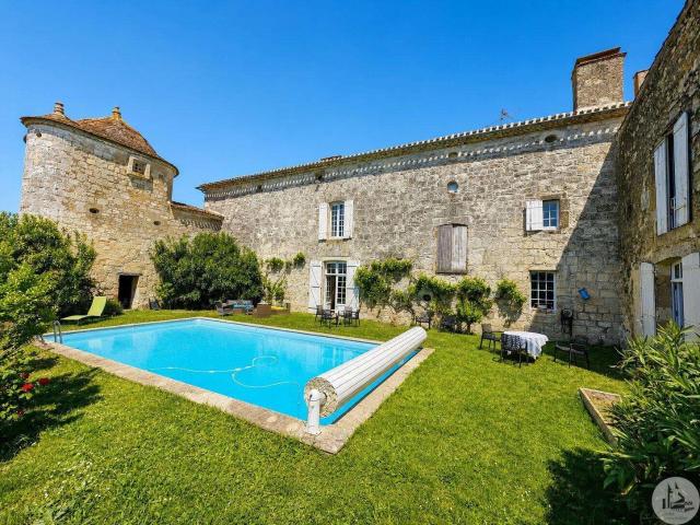 Ancien prieuré au cœur d’un village. 430m² Lauzun