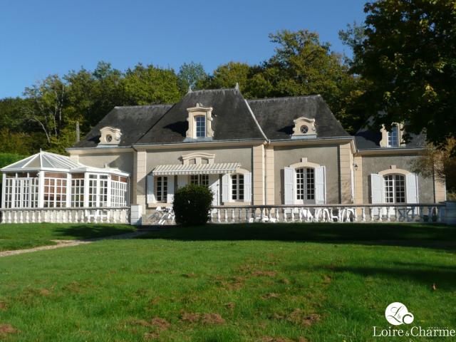COUR CHEVERNY