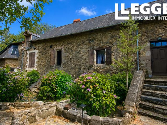 Ancien relais de passage, maison en pierre avec seconde maison à rénover, piscine chauffée, hameau