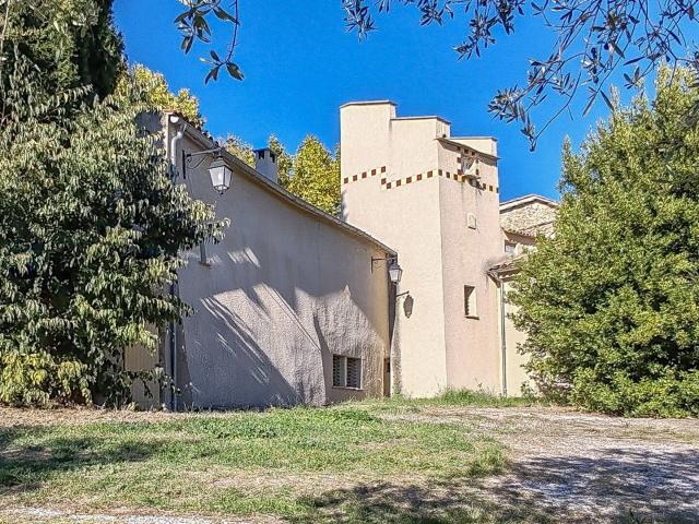 Ancien relais de poste avec domaine agricole à Forcalquier 04300