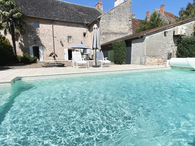 ANCIEN RELAIS ROYAL DU XVe SIÈCLE PISCINE 3 522 m2 terrain clos