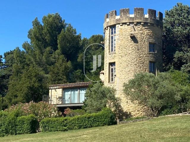 Ancienne tour du XVIIIème siècle aménagée en logement, à ven. 110m² Jonquières