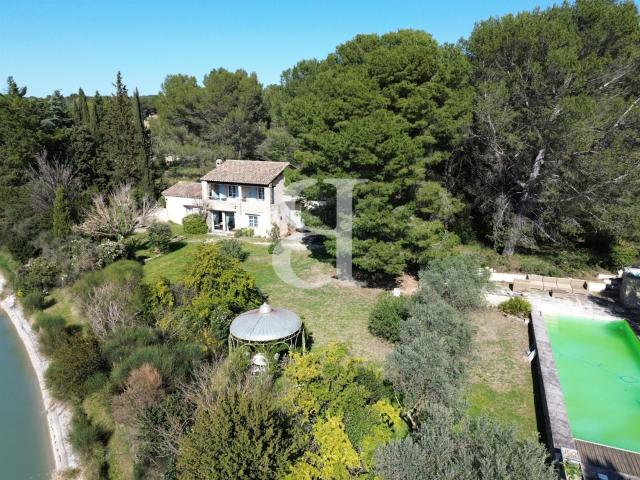 Ancienne bergerie avec piscine et dépendances, au calme, à L. 108m² L'Isle sur la Sorgue