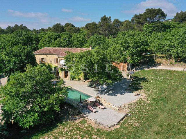 Ancienne bergerie en pleine nature avec 6 chambres et vues 220m² Murs