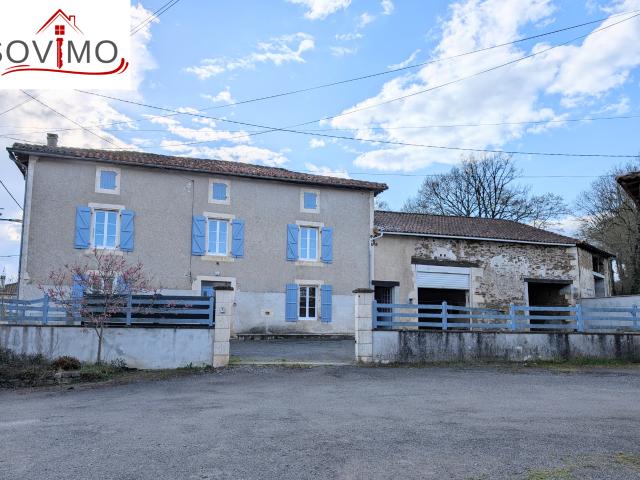 ANCIENNE CHARENTAISE DU 19ME SIÈCLE, MITOYENNE, À RAFRAÎCHIR AVEC DÉPENDANCES