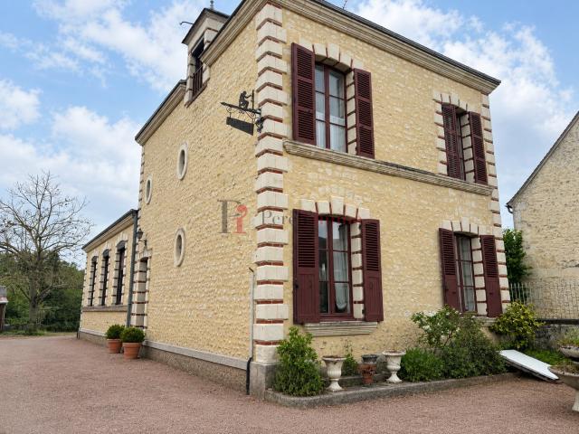 ANCIENNE ECOLE DANS UN VILLAGE AVEC COMMERCES ENTRE BELLEME ET MORTAGNE AU PERCHE