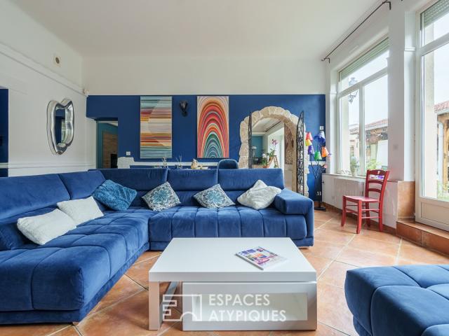 Ancienne école de village rénovée et sa cour intérieure