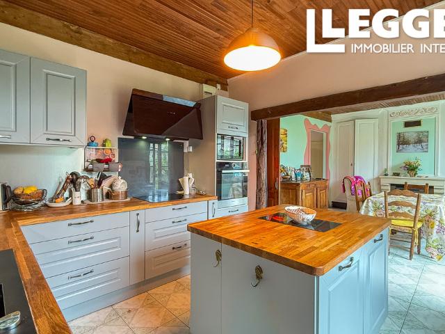 Ancienne école pleine de caractère avec vaste pièce de vie, terrasse couverte et intérêt historique