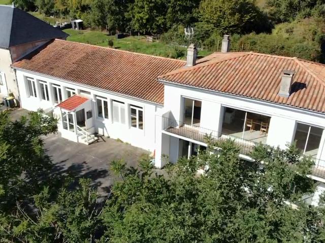 Ancienne école rénovée sur la commune de Genouillé entre Poitiers et Angoulême