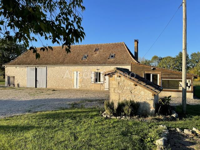 Ancienne ferme, trois chambres, grange attenante sur 23ha av. 106m² Issigeac