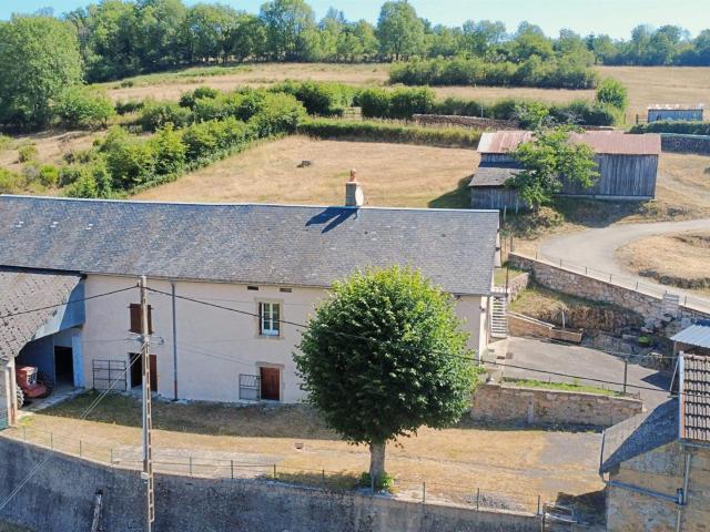Ancienne ferme vue dégagée et nombreuses dépendances. 62m² Anost