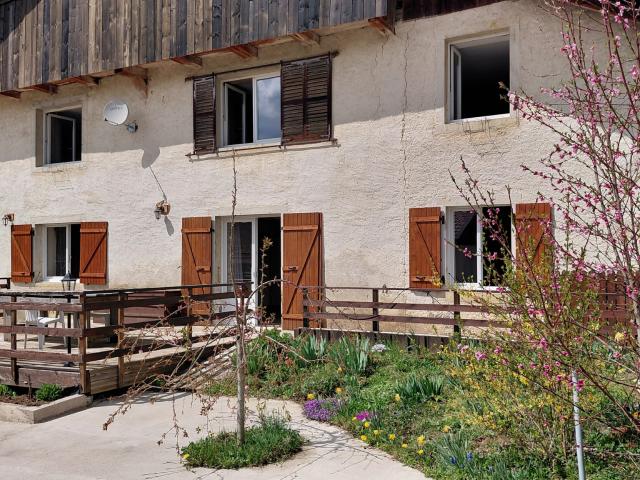 Ancienne ferme à Guyans Vennes