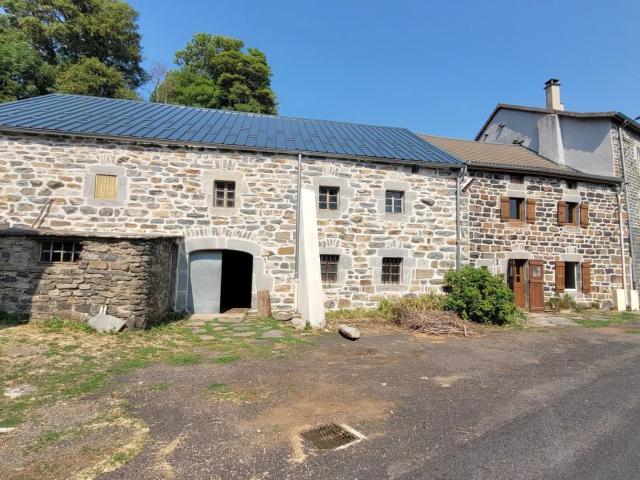 Ancienne ferme à rénover avec dépendances et terrain Fay sur