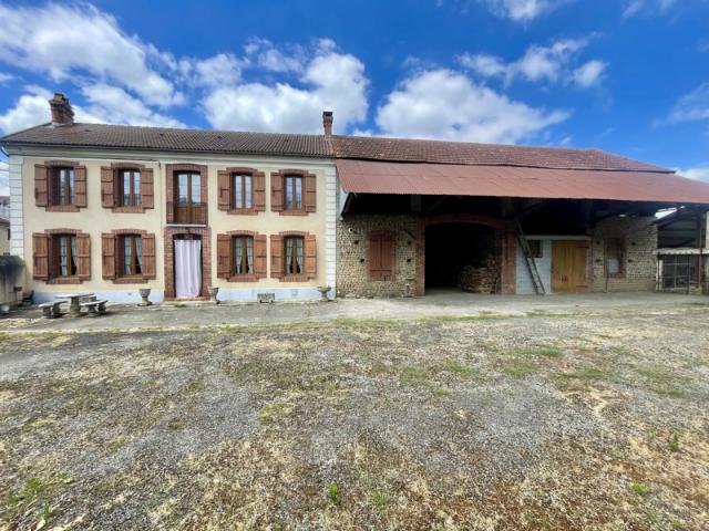 Ancienne ferme avec terrain de 1943 m2 au centre de Vic en B