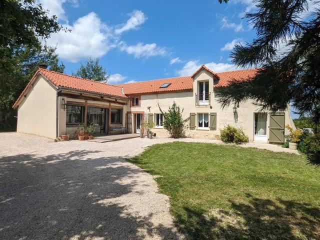 Ancienne ferme avec 6 chambre en très bonne état sur plus d'un hectare