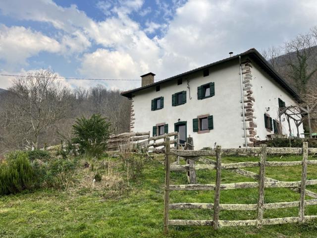 Ancienne ferme basque renovée avec terres agricoles