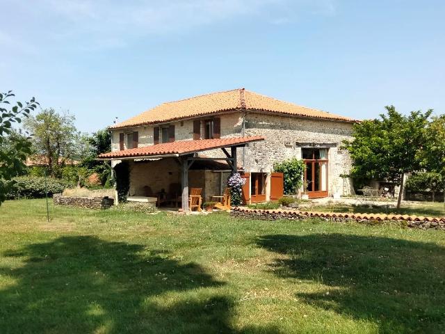 Ancienne Ferme en Pierre Rénovée, 5 Chambres, Maison d’Amis. 247m² Cellefrouin