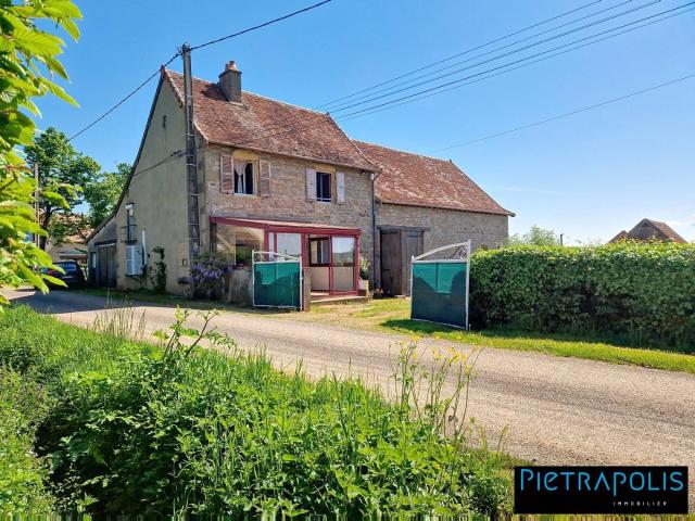 Ancienne ferme en pierres en plein coeur de la campagne du Brion