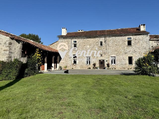 Ancienne ferme fortifiée 285m² La Forêt sur Sèvre