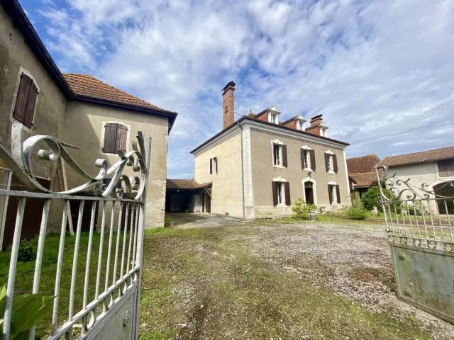 Ancienne ferme imposante au cœur d'un charmant village